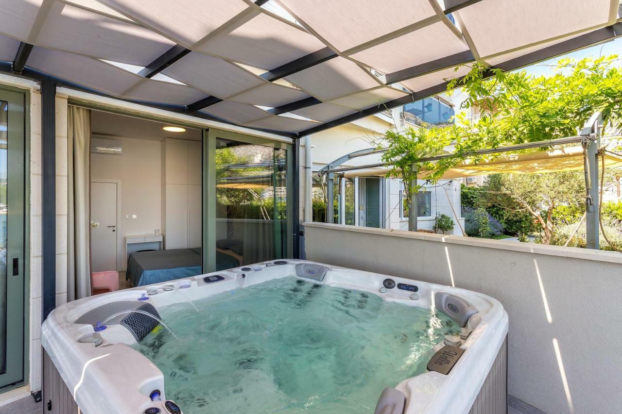Luxury With Hot Tub Apartment